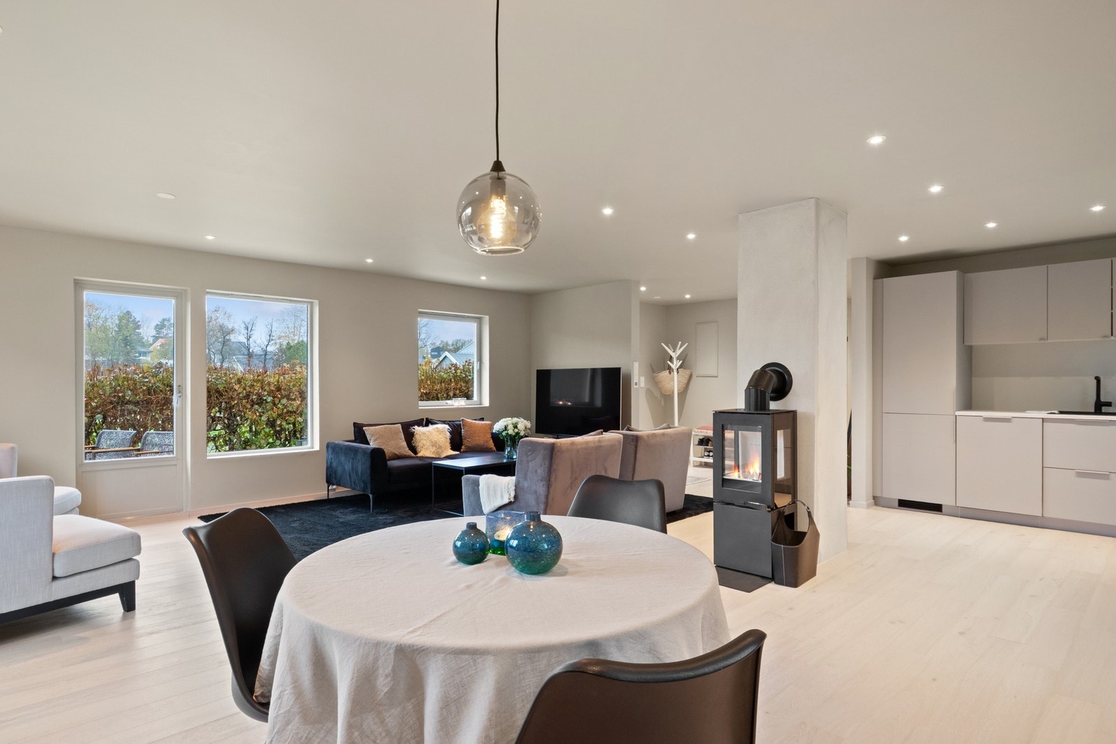 Rommet får mye dagslys fra tre sider, og store vindusflater inkluderer en glassdør til terrassen. Galleribilde