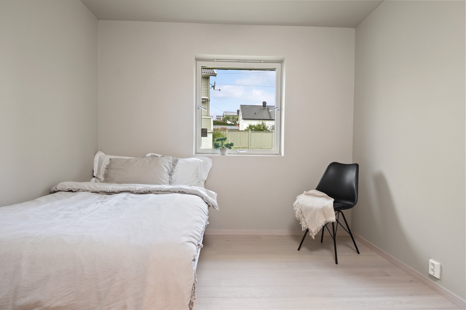 Alle rommene innredes enkelt med garderobeskap. Galleribilde