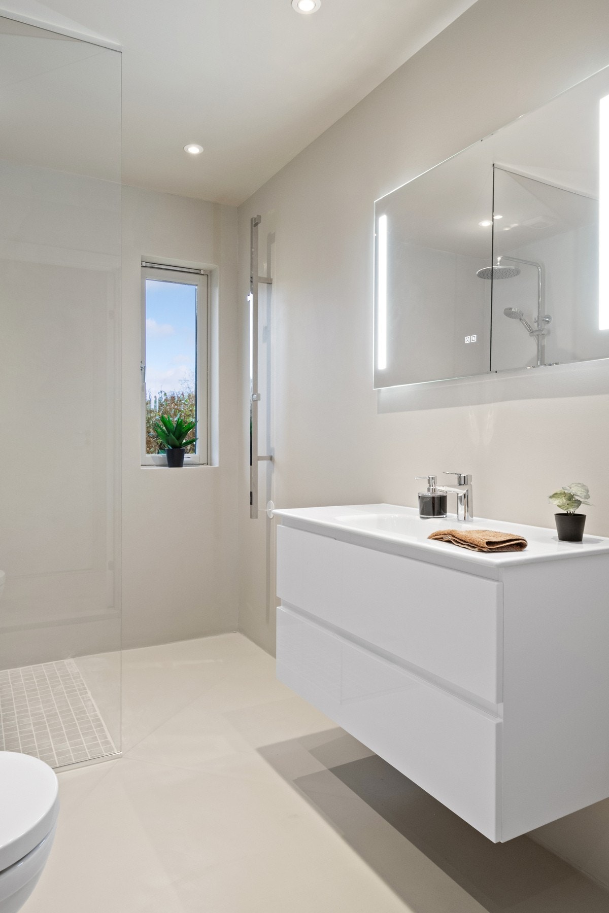 De øvrige veggene er kledd med våtromsplater og matchende våtromsmaling for et helhetlig uttrykk. Galleribilde