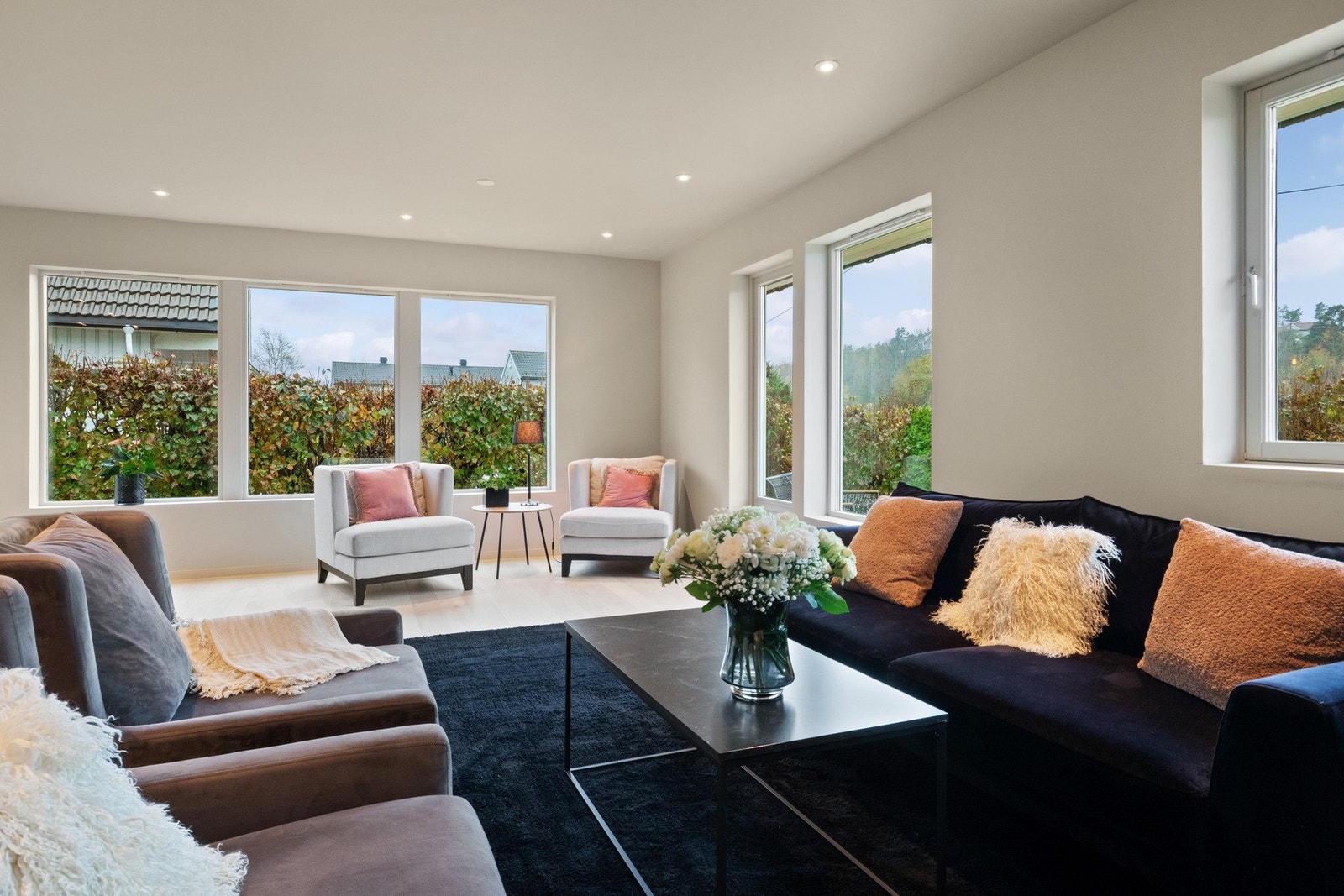 Sammen danner stuen og kjøkkenet et åpent, luftig og innbydende allrom for hele familien. Galleribilde