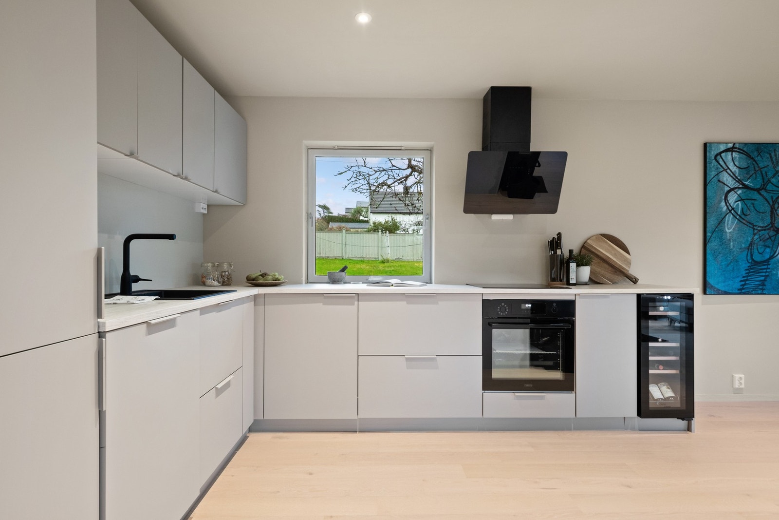 Kjøkkenet er stilrent og moderne, holdt i en dus gråtone som står godt til tak og vegger. Galleribilde