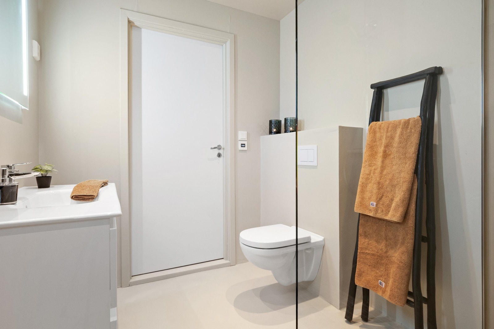 Den øvrige innredningen består av en servant med hvite skuffer og et speil med integrert belysning. Galleribilde