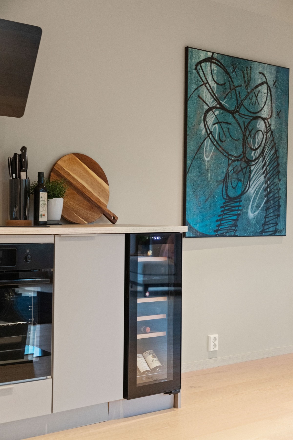 Alle hvitevarene er integrerte, bestående av vinskap, stekeovn, induksjonstopp, oppvaskmaskin og en kombinert kjøl/frys. Galleribilde