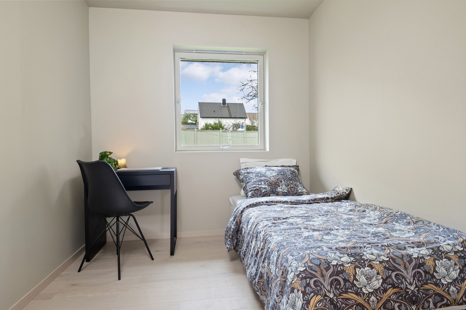 Hele fire soverom betyr mange valgmuligheter, og ved behov kan rommene benyttes som kontor, walk-in closet eller ekstra stue. Galleribilde