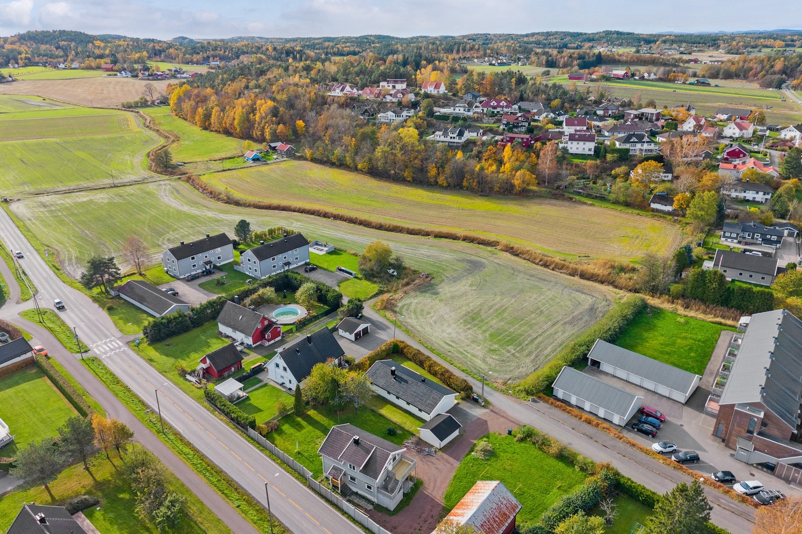 Omgivelsene er landlige og fredfulle, med nærhet til sjøen, badeplasser og fine turmuligheter i skogen. Galleribilde