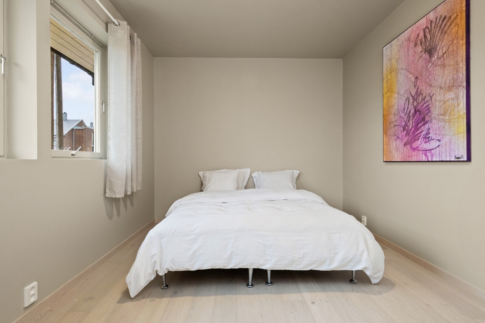 Hovedsoverommet er meget romslig, med god plass til både dobbeltseng og annet møblement. Galleribilde