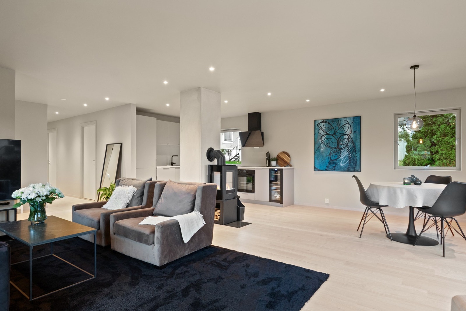 Velkommen inn i et delikat familiehjem, stilfullt pusset opp i 2025. Foto: Bjørn Kjærra Galleribilde