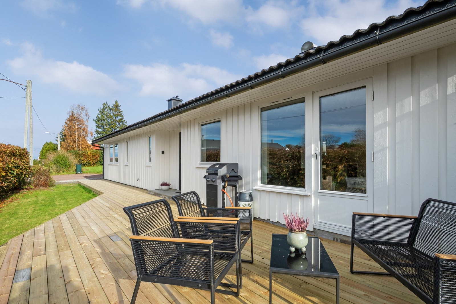 En herlig terrasse ønsker velkommen ved inngangen, oppført i 2025. Galleribilde