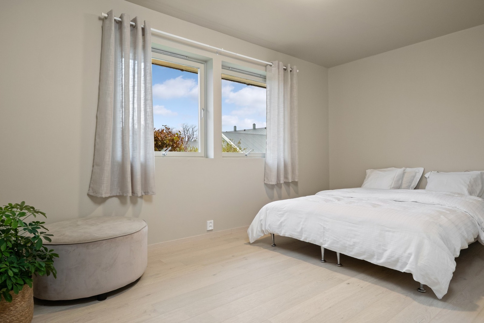 Samlet i den ene enden har boligen fire pene soverom med en behagelig atmosfære. Galleribilde