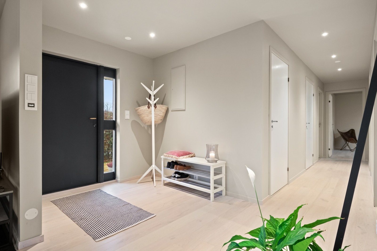 Gulvet er gjennomgående i huset, og alle tak og vegger er malt i den samme duse beigetonen. Galleribilde