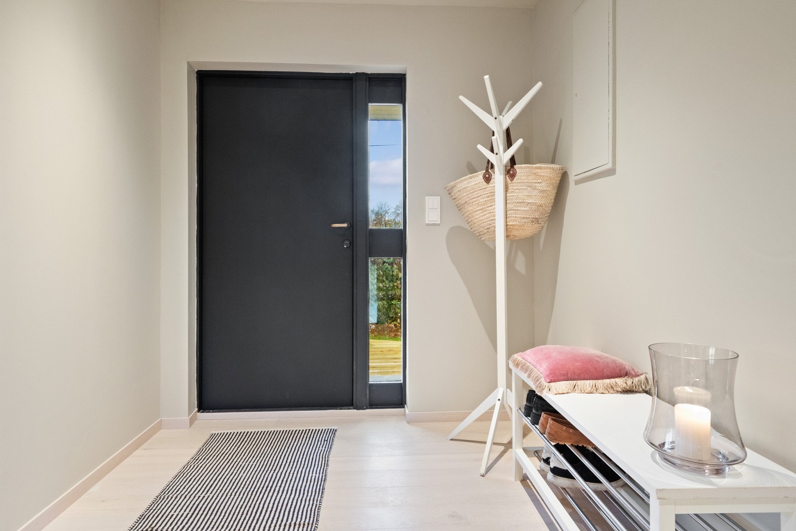 Downlights er montert i taket, og i entreen er det god plass til å henge fra seg yttertøyet. Galleribilde