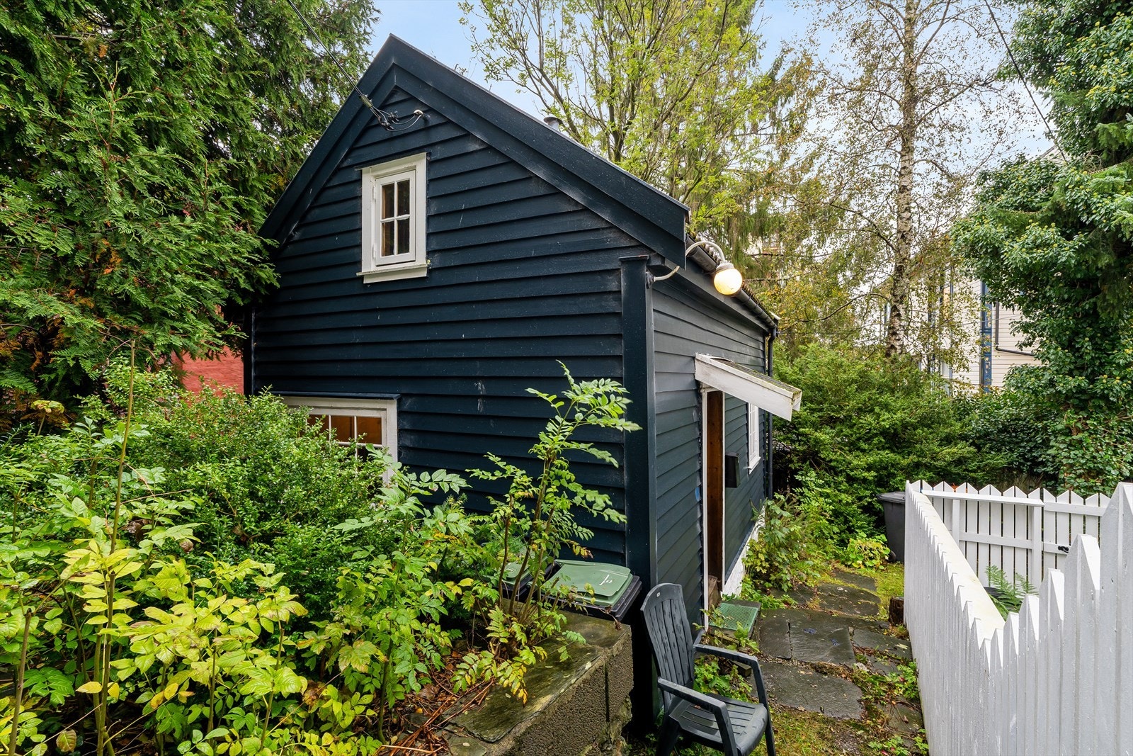 Eiendommen ligger tilbaketrukket til, sentralt ift. det aller meste. Gangavstand til Stavanger sentrum. Galleribilde