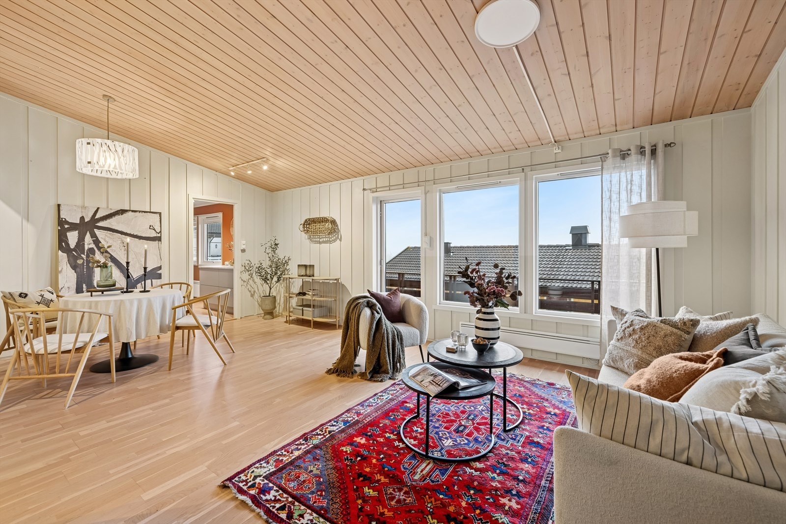 Innbydende stue med god plass til sofagruppe og spisebord. Galleribilde