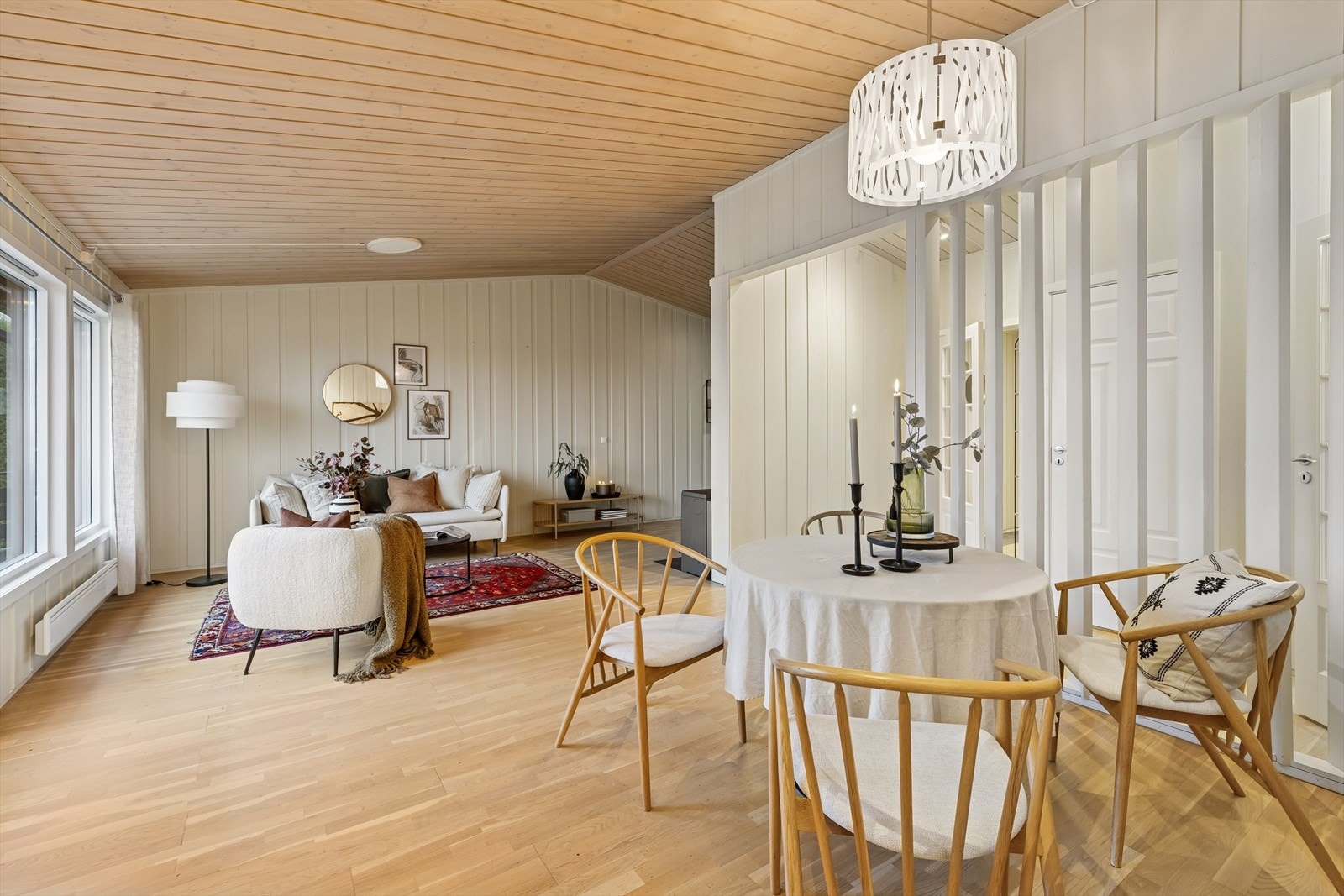 Store vindusflater slipper inn rikelig med naturlig lys. Galleribilde