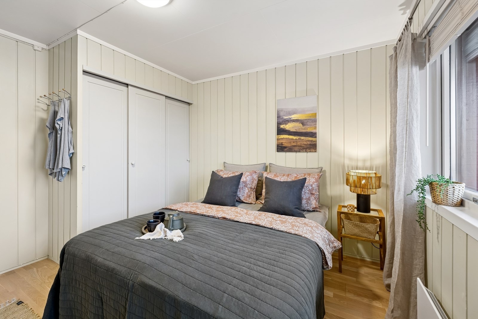 Det er 3 soverom i hovedetasjen. Hovedsoverommet er av god størrelse og har plass til seng og en praktisk skyvedørsgarderobe. Det er også utgang til verandaen fra dette soverommet. Galleribilde