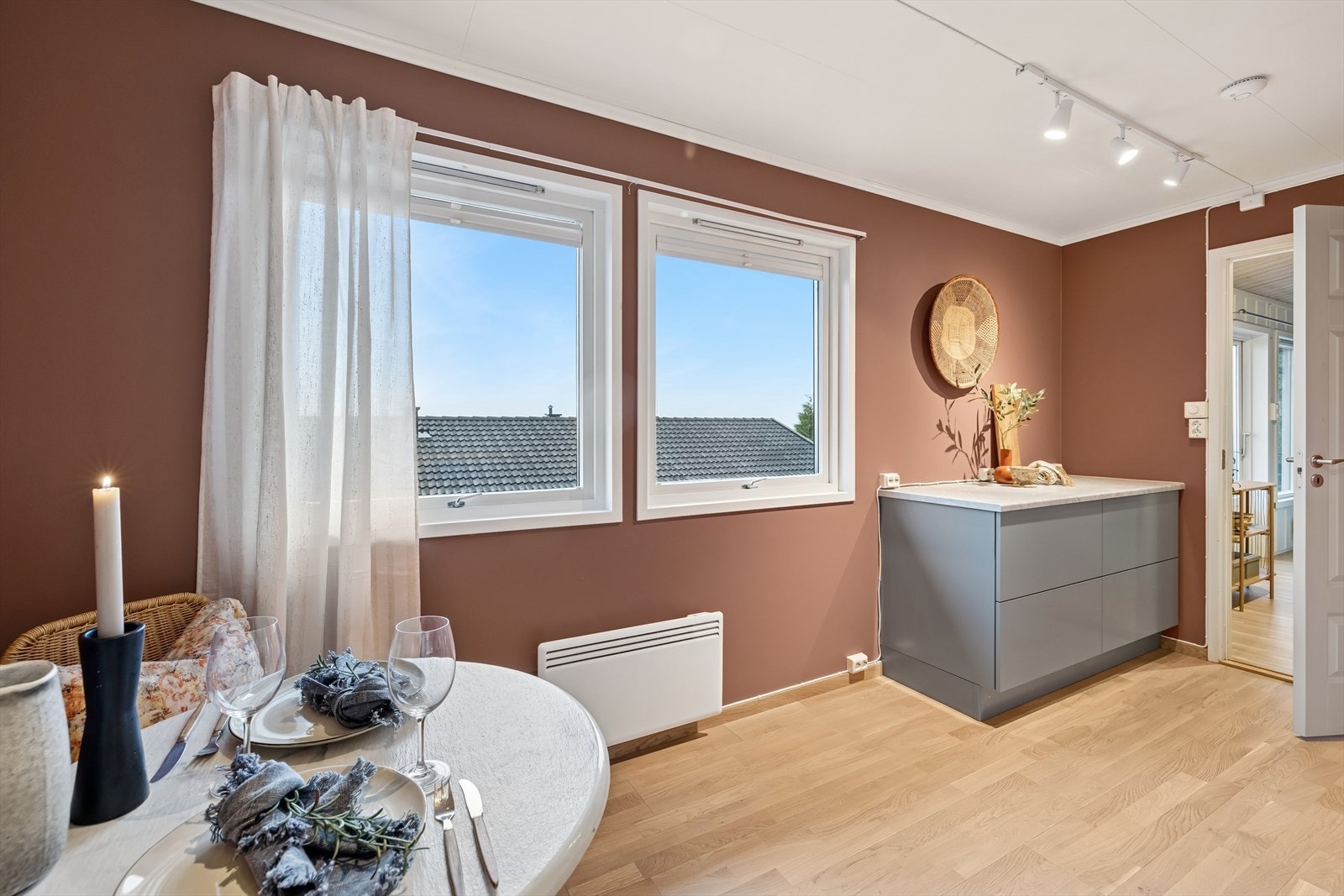 Kjøkkenet er malt i en moderne fage som passer godt inn. Galleribilde