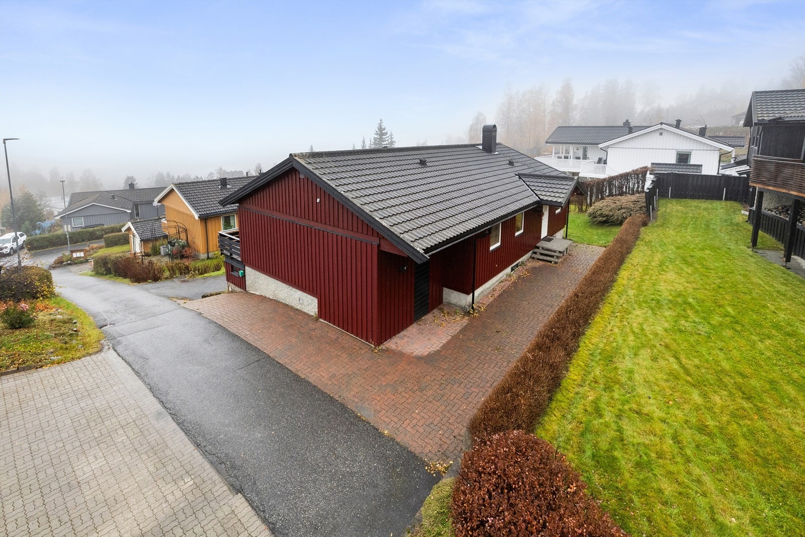 Dette er en flott og innholdsrik enebolig som ligger fint til i et veletablert og rolig område like utenfor Lillehammer sentrum. Her bor du barnevennlig, med kort vei til både skole, barnehage og dagligvare. Galleribilde