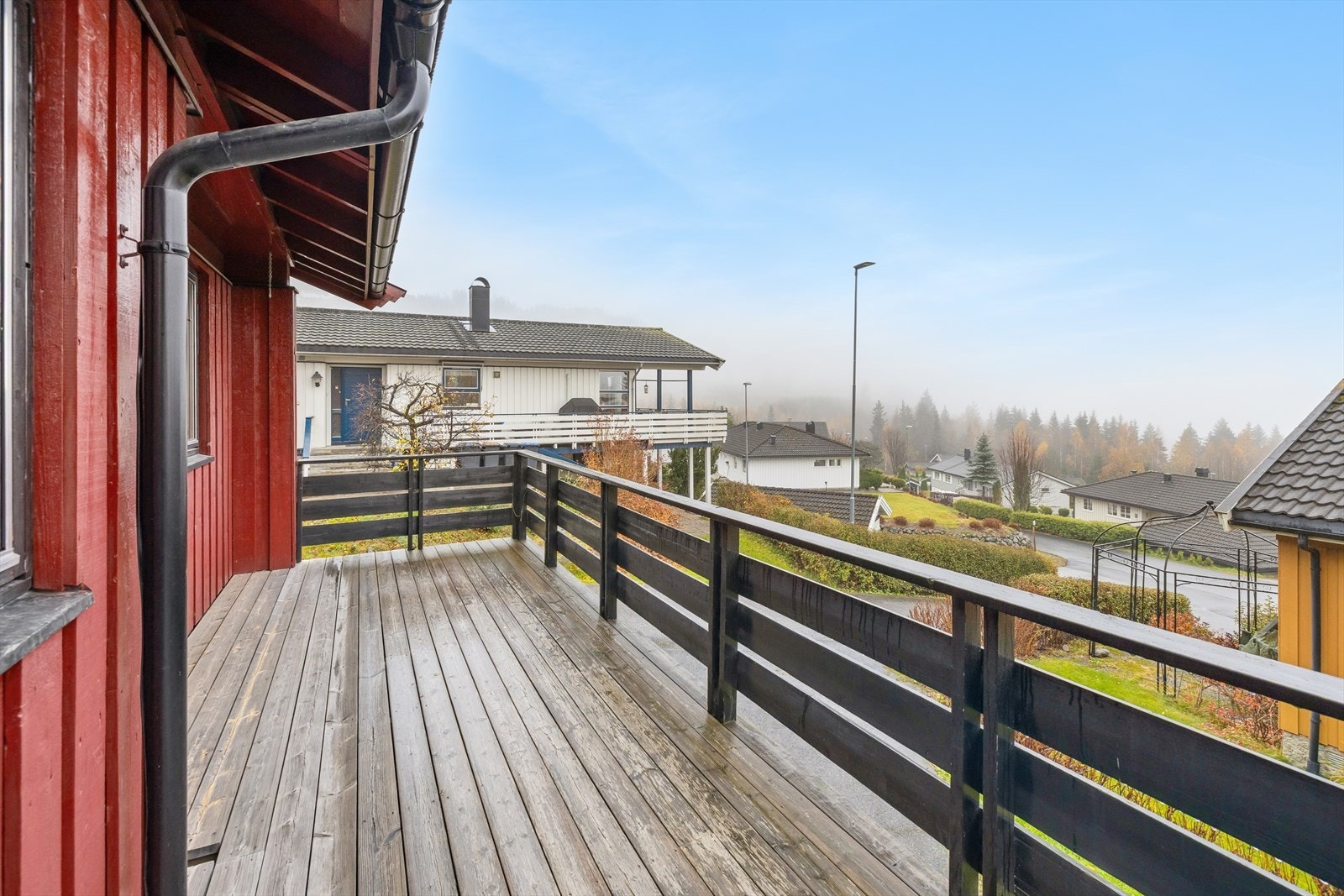 Romslig veranda med god plass til diverse utemøbler. Her kan flotte sommerdager virkelig nytes. Galleribilde