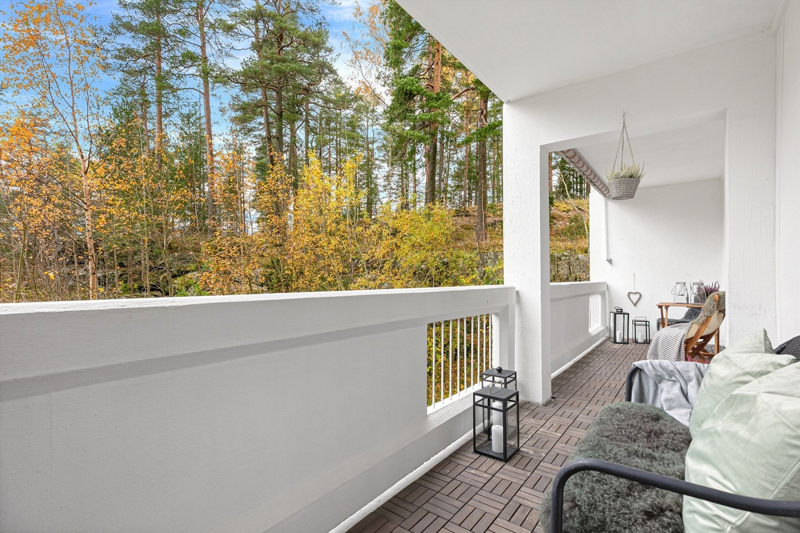 Balkongen passer perfekt på varme sommerdager og fungerer som en forlengelse av stuen. Galleribilde