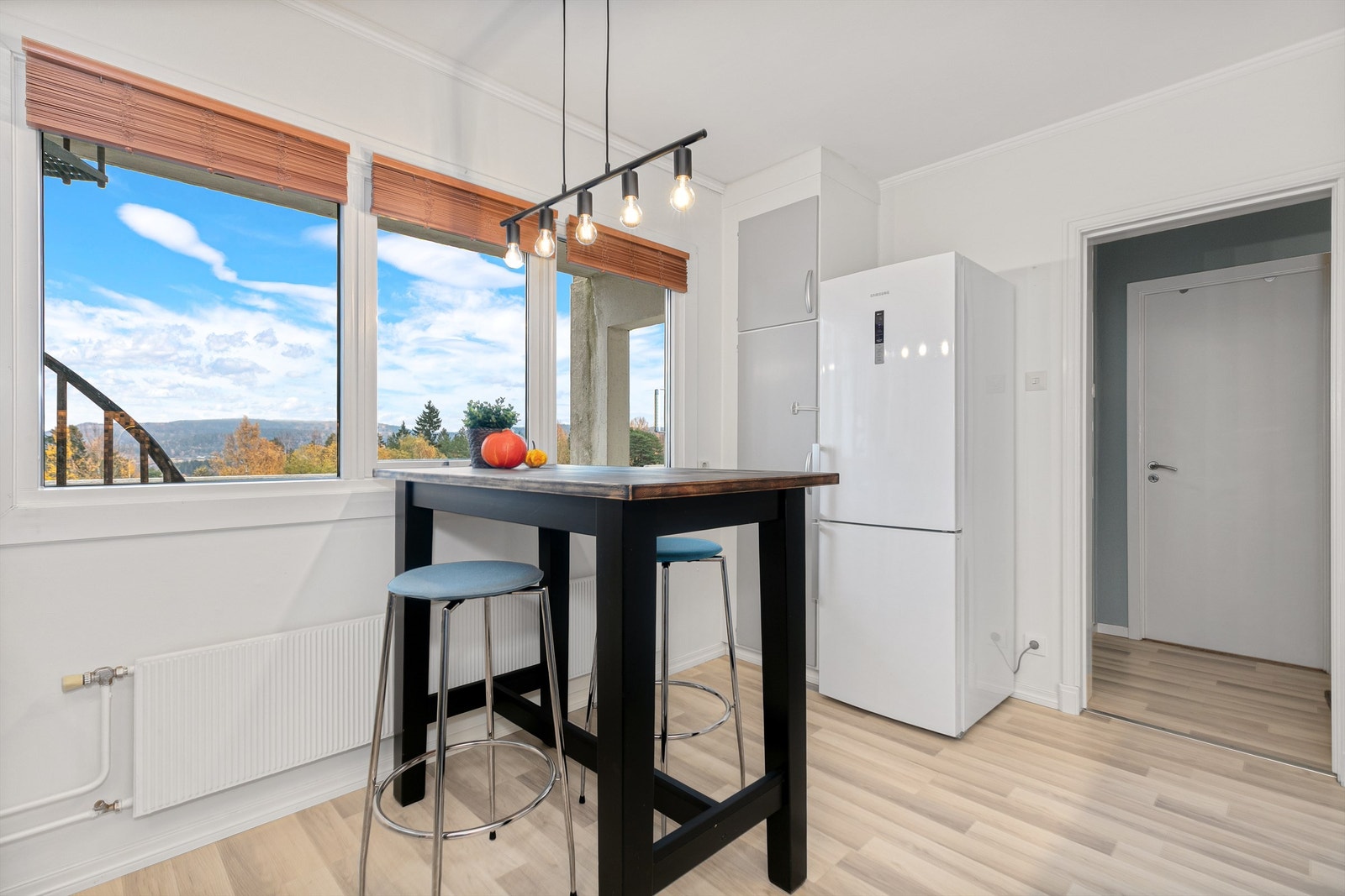 Det er god plass til å etablere en spisesone, som passer perfekt til frokosten. Galleribilde