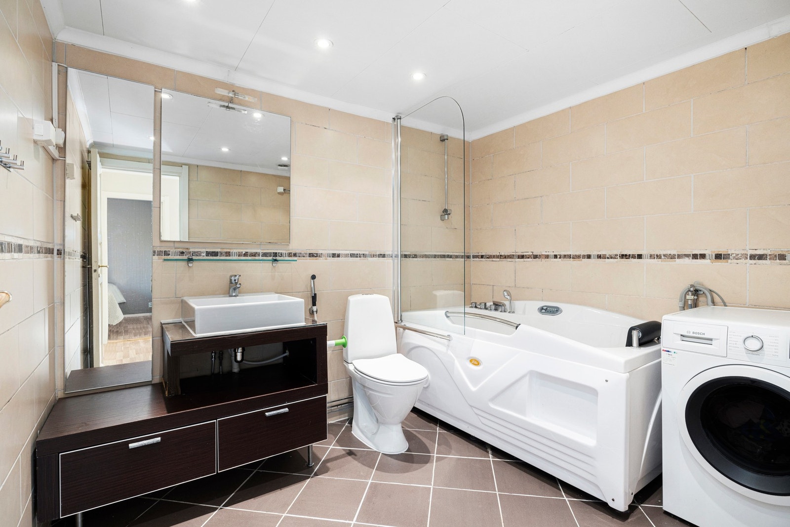 Flislagt bad med opplegg for vaskemaskin. Galleribilde