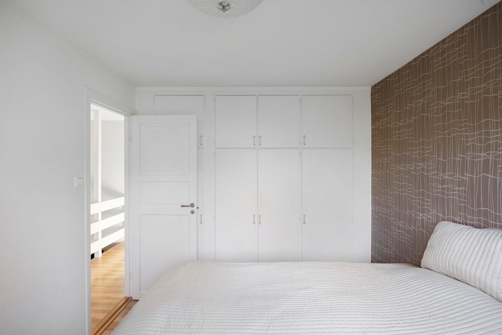 Innebygd garderobeskap som gir rikelig med plass. Galleribilde