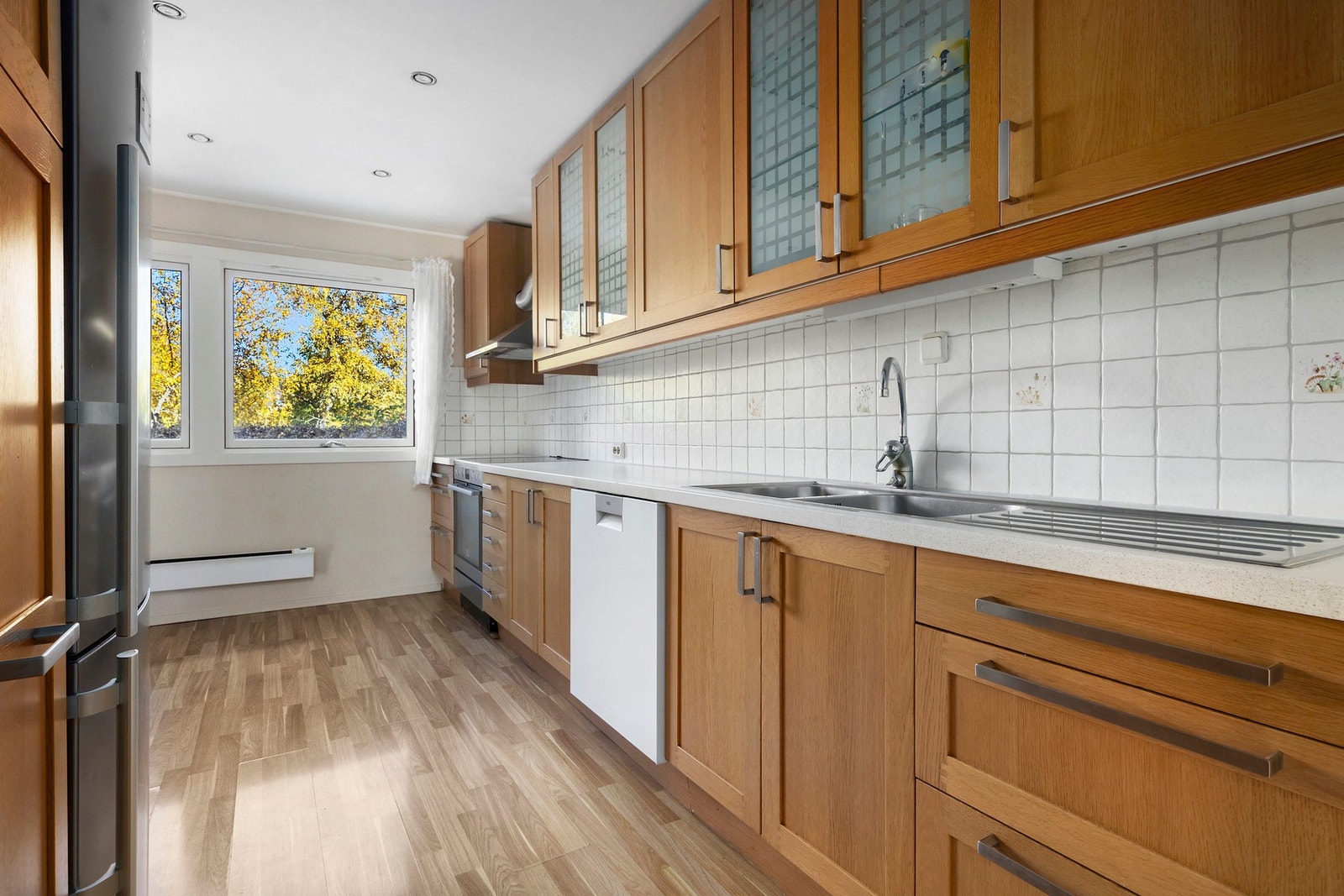 Kjøkkenet er innredet med profilerte fronter og benkeplate i laminat. Galleribilde