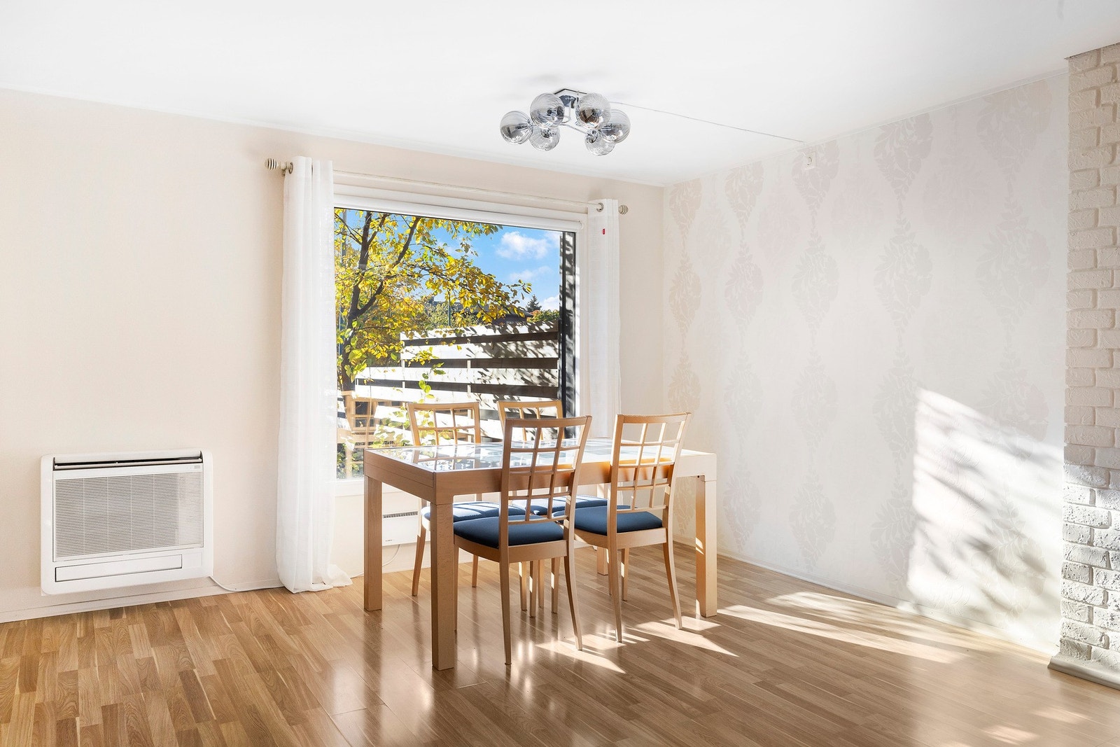 Her er det god plass til en spisegruppe, som skaper en lun og trivelig atmosfære. Galleribilde