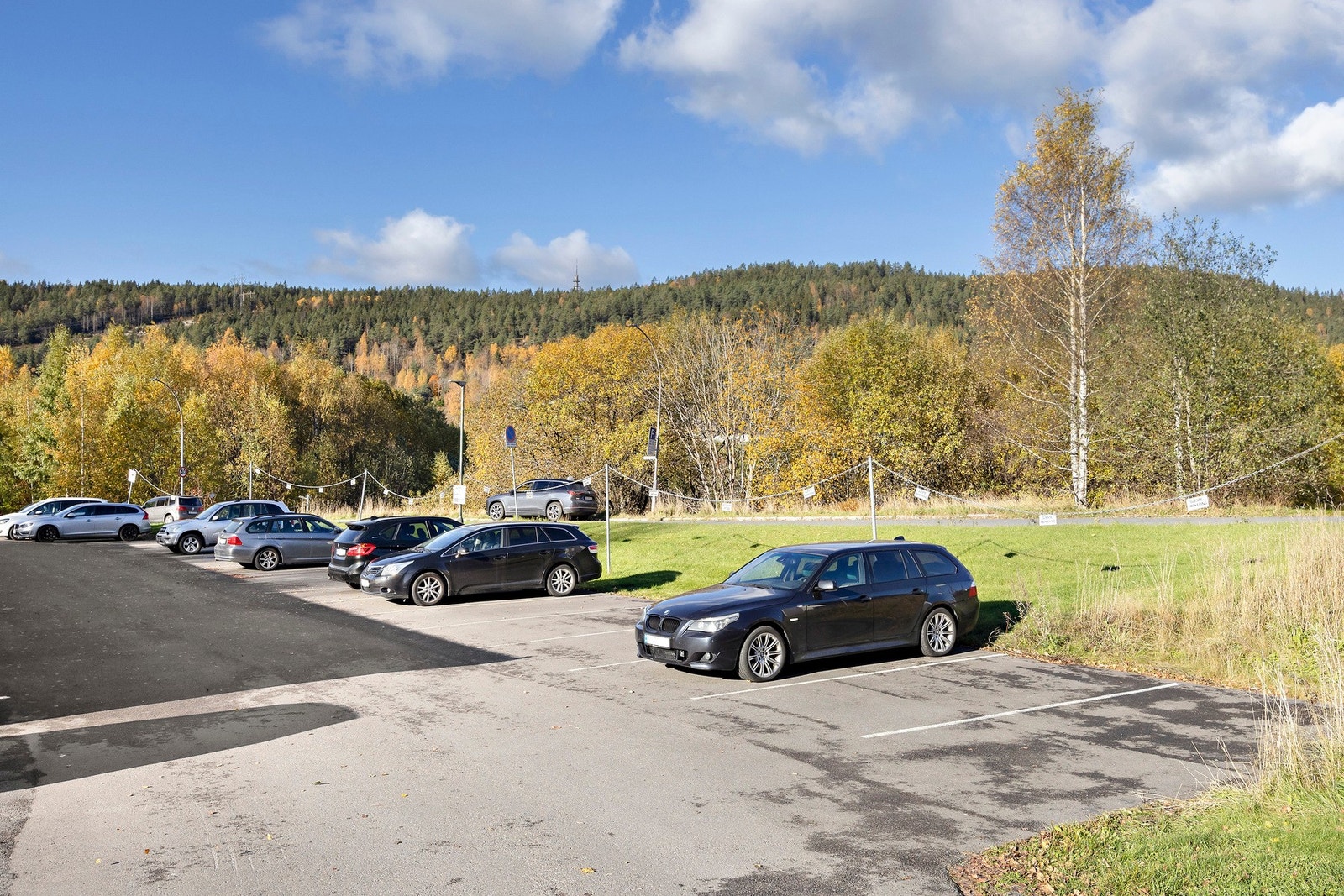 Utvendige parkeringsplasser kan leies. Galleribilde