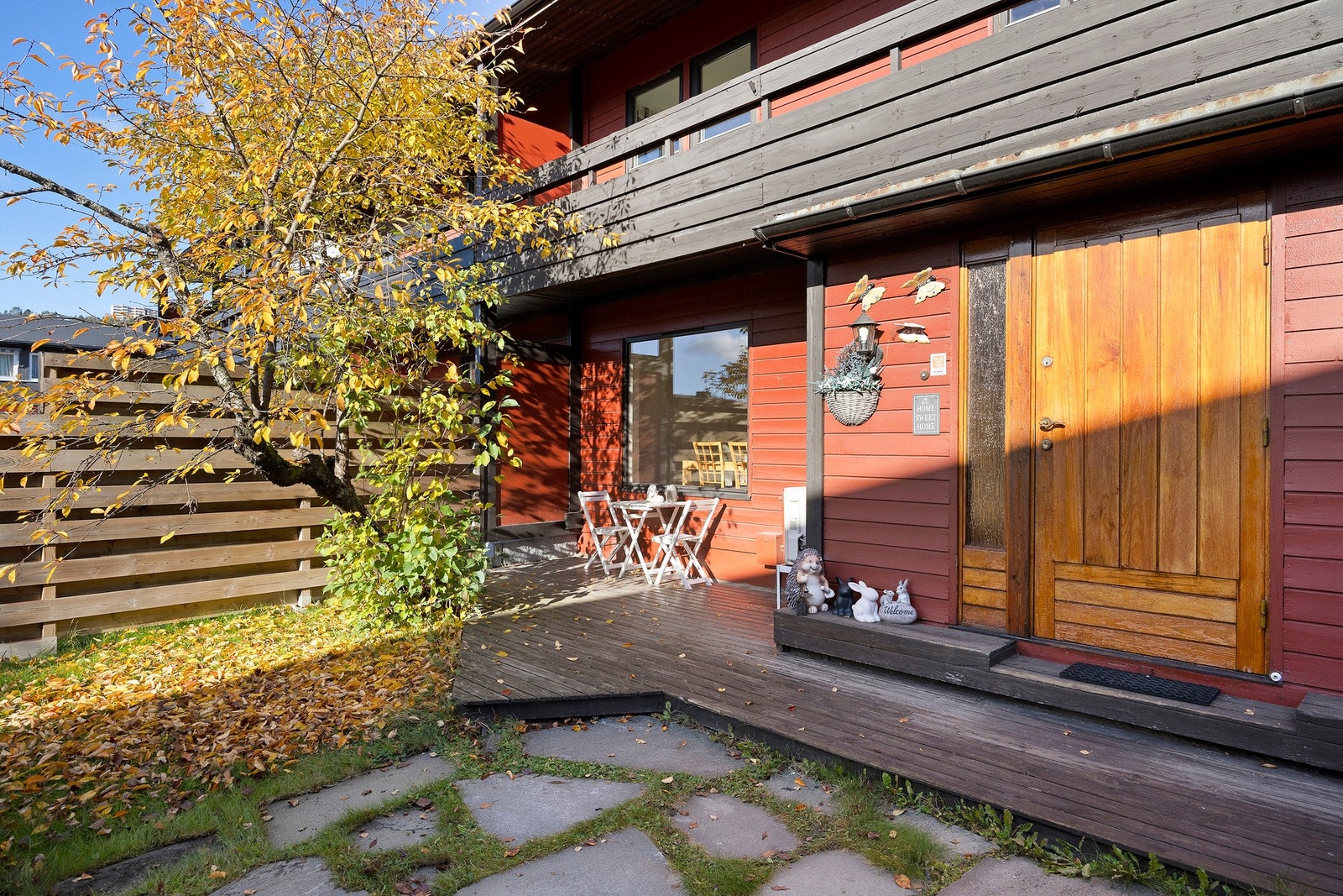 Velkommen inn! Boligen har flere flotte uteområder, inkludert terrasse ved inngangen. Galleribilde