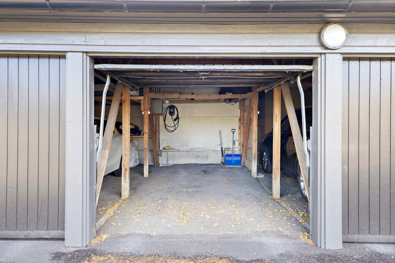 Garasjeplass med El-bilader. Galleribilde