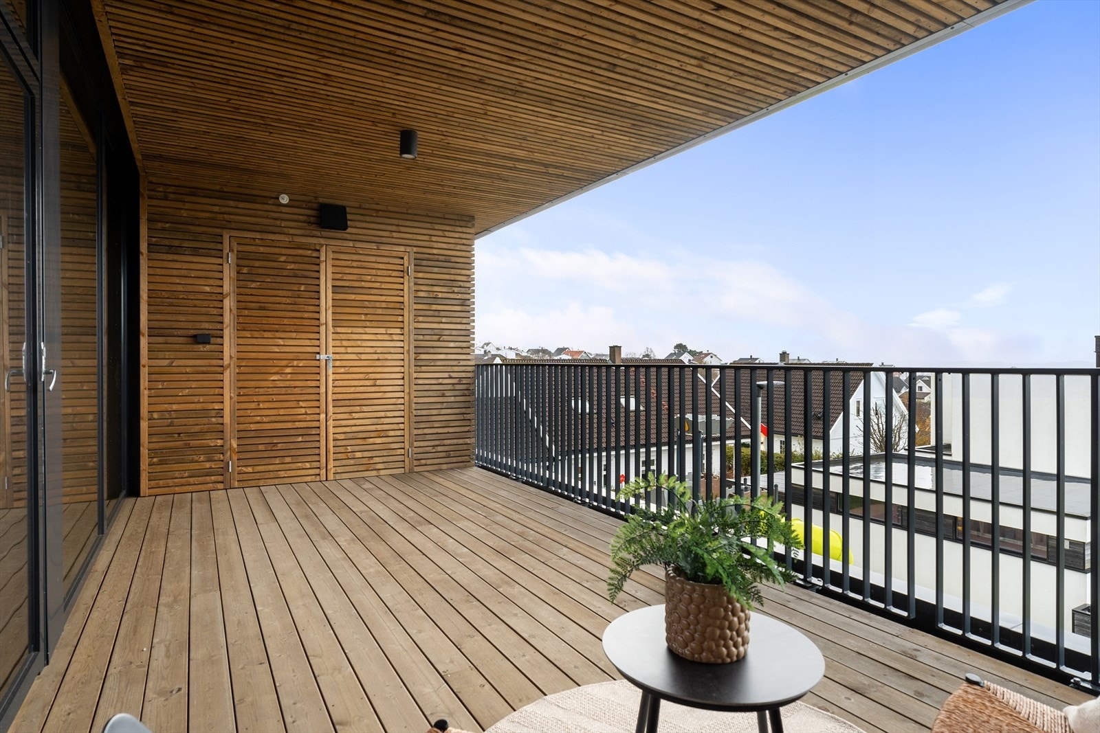 Stor vestvendt balkong med på 18 m2 Galleribilde