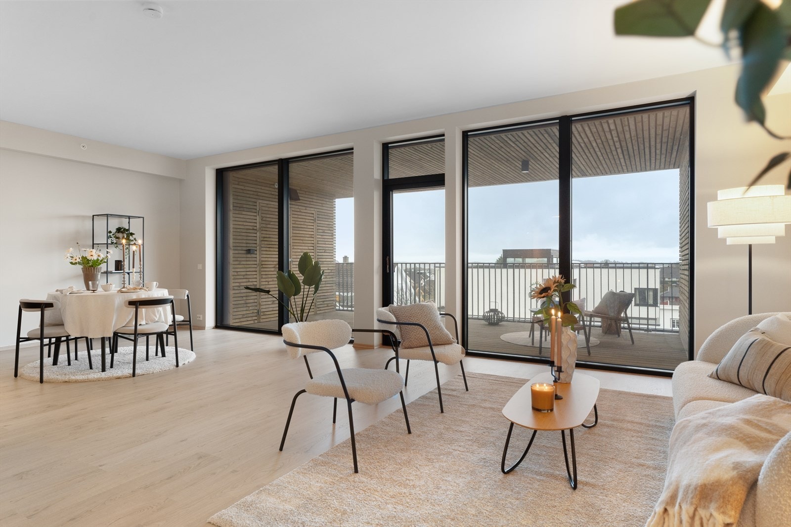 Stuen har utgang til overbygget balkong med gode solforhold Galleribilde