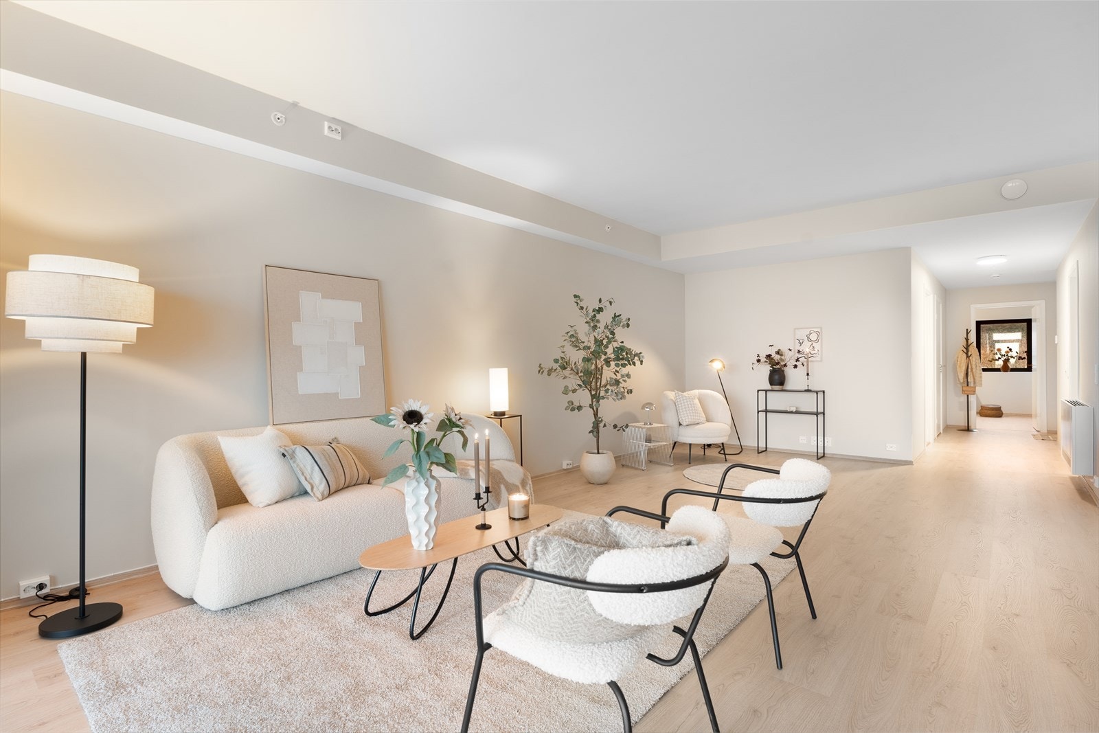 Smakfulle og tidsriktige material- og fargevalg med beige vegger og moderne laminatgulv. Galleribilde