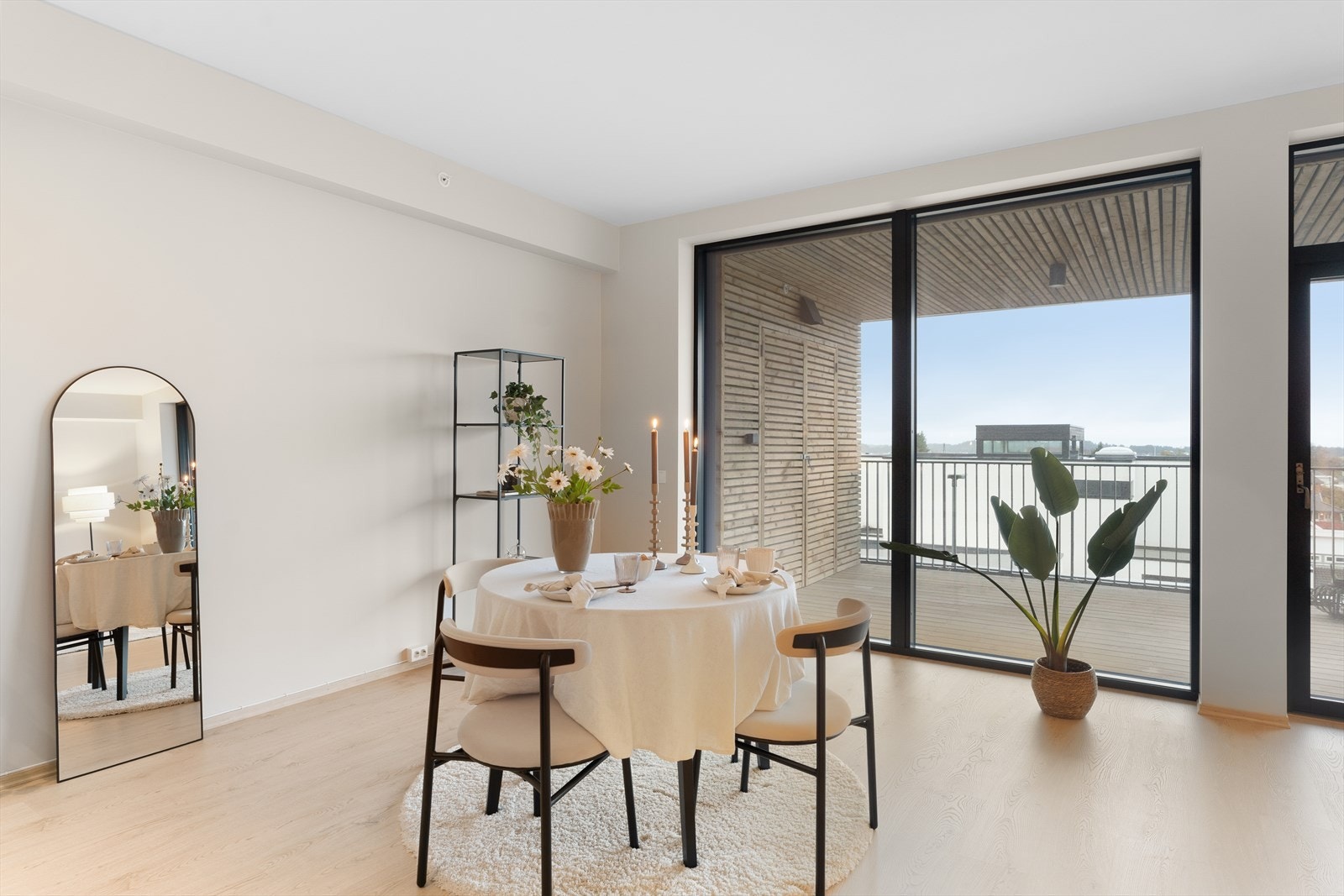 Store vindusflater gir mye naturlig lys Galleribilde