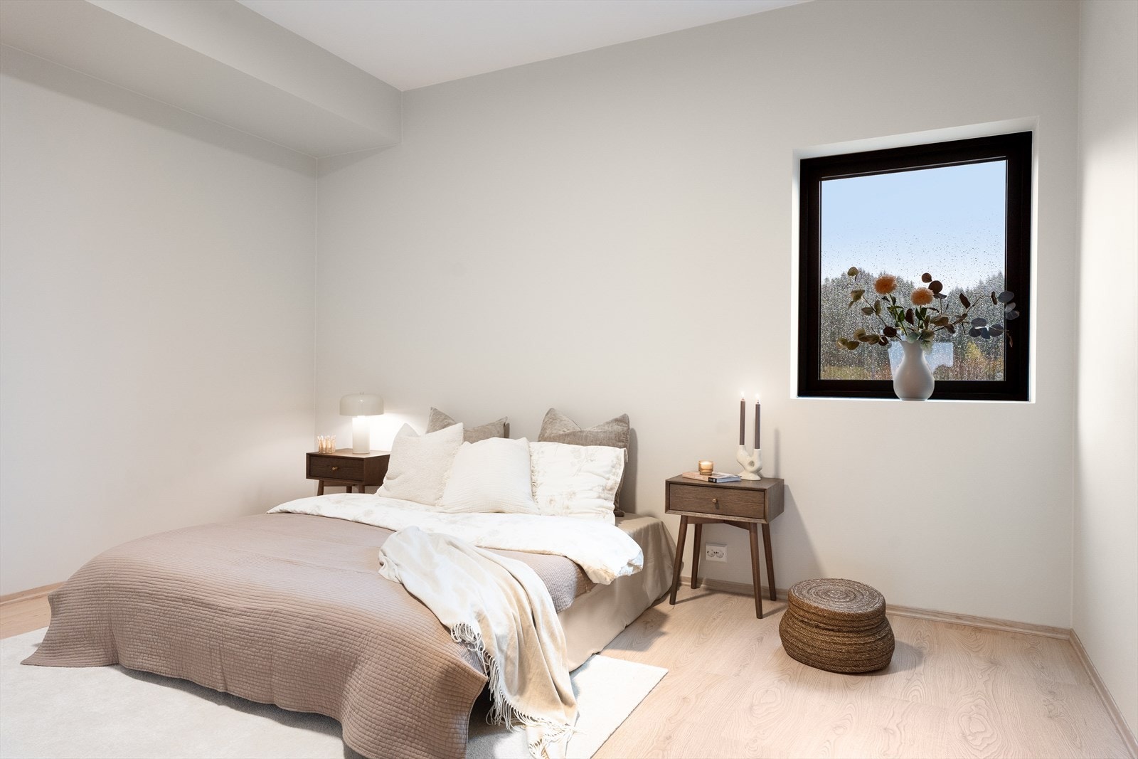 Romslig hovedsoverom i behagelig fargevalg og god plass til dobbelseng og tilhørende nattbord Galleribilde