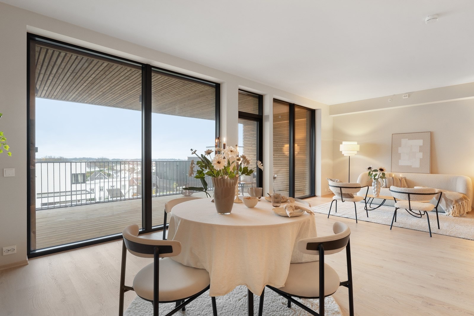 Stuen har utgang til overbygget balkong med gode solforhold Galleribilde