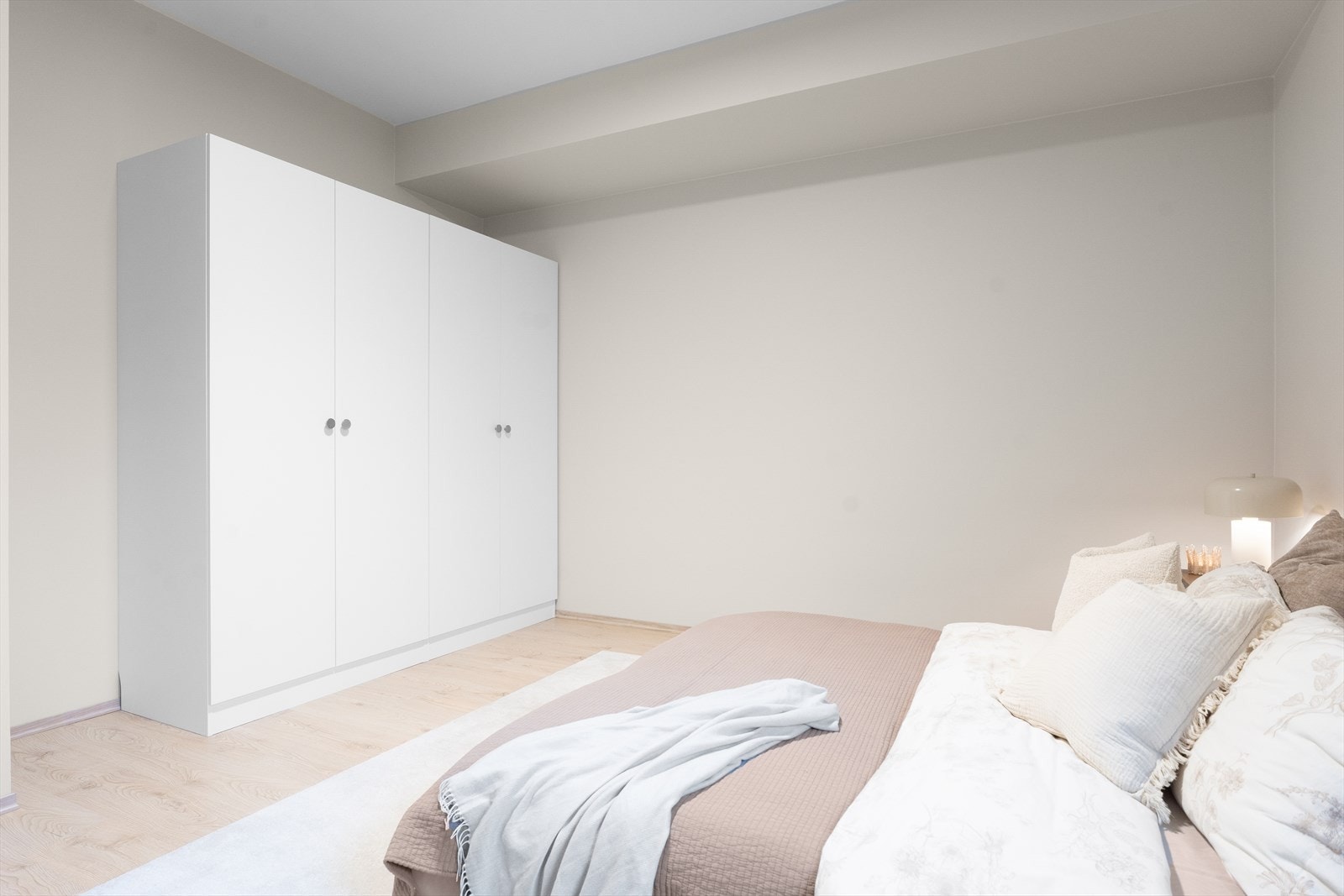 To garderobeskap med god plass til oppbevaring av klær Galleribilde