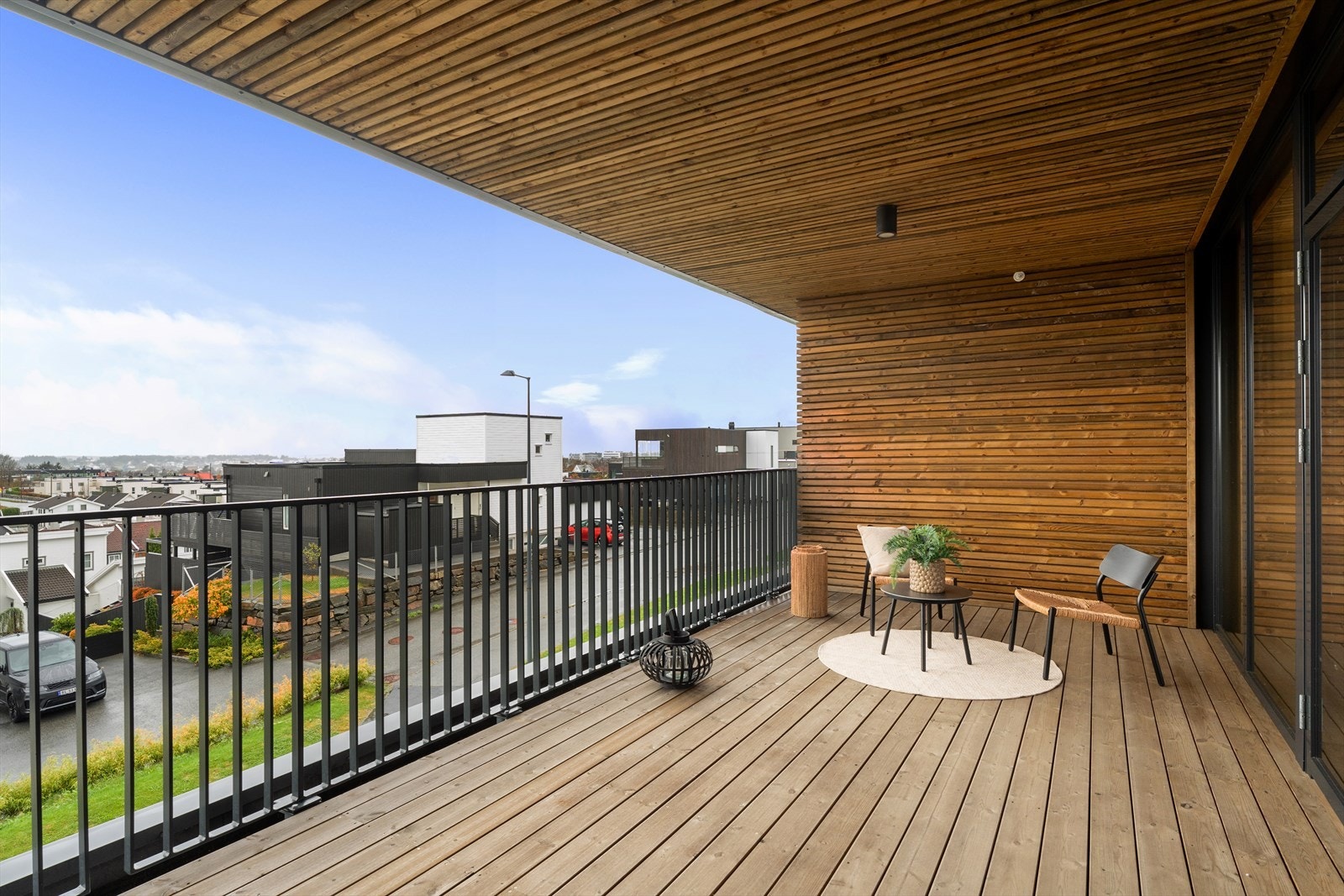 Innholdsrik leilighet på hele 108 m2 BRA-I med god planløsning: Stue/kjøkken, to soverom, to bad, vaskerom/bod og entré/gang Galleribilde