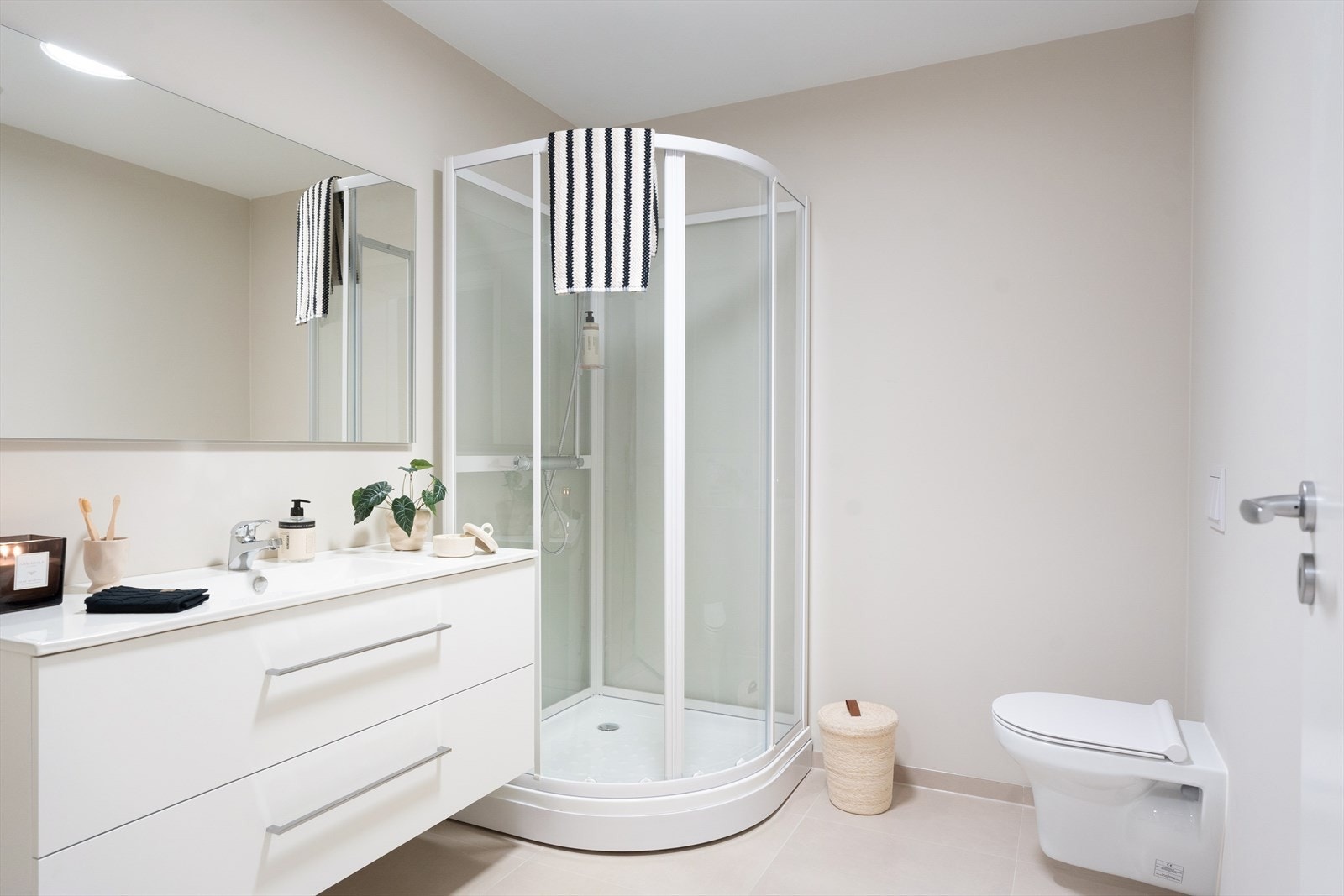 Bad nr. 2 med flislagt gulv med varmekabler Galleribilde