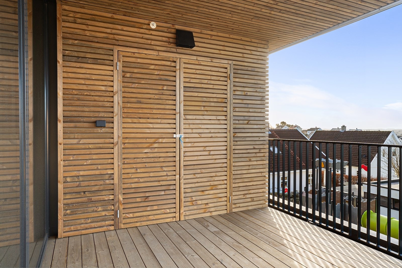 Balkongen har egen bod med gode oppbevaringsmuligheter Galleribilde