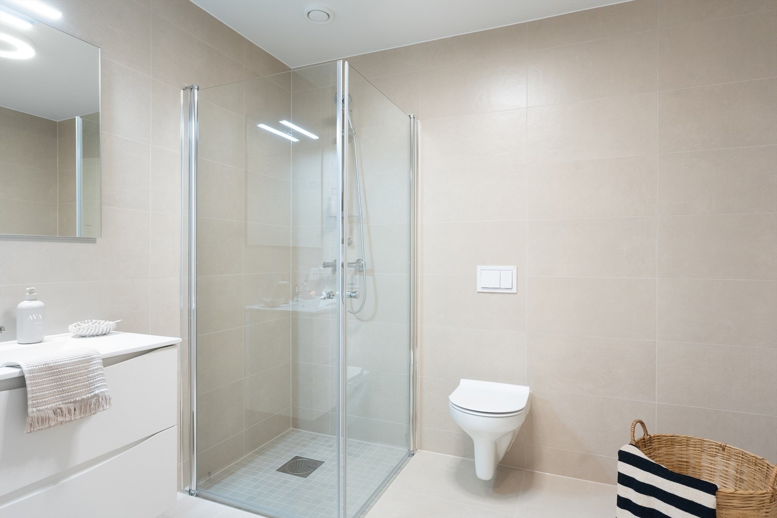 Lekkert, helfliset bad med varmekabler i gulvet Galleribilde