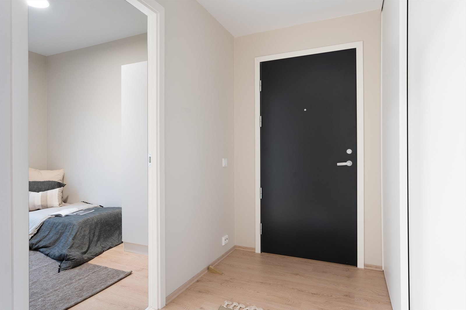 Lys og trivelig entré med skyvedørsgarderobe med god plass til oppbevaring av yttertøy Galleribilde