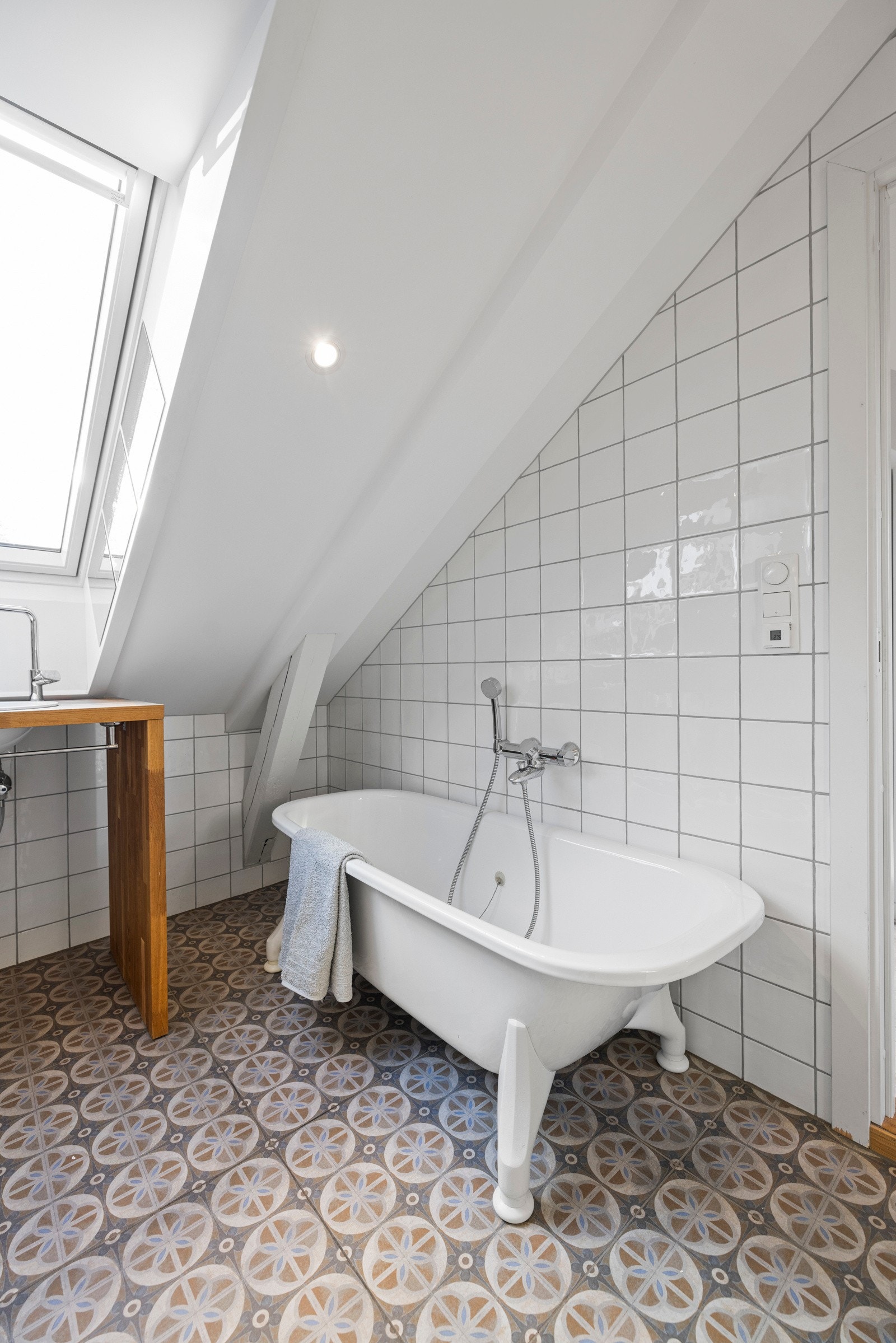 Takvinduene gir rikelig med naturlig lysinnslipp. Galleribilde