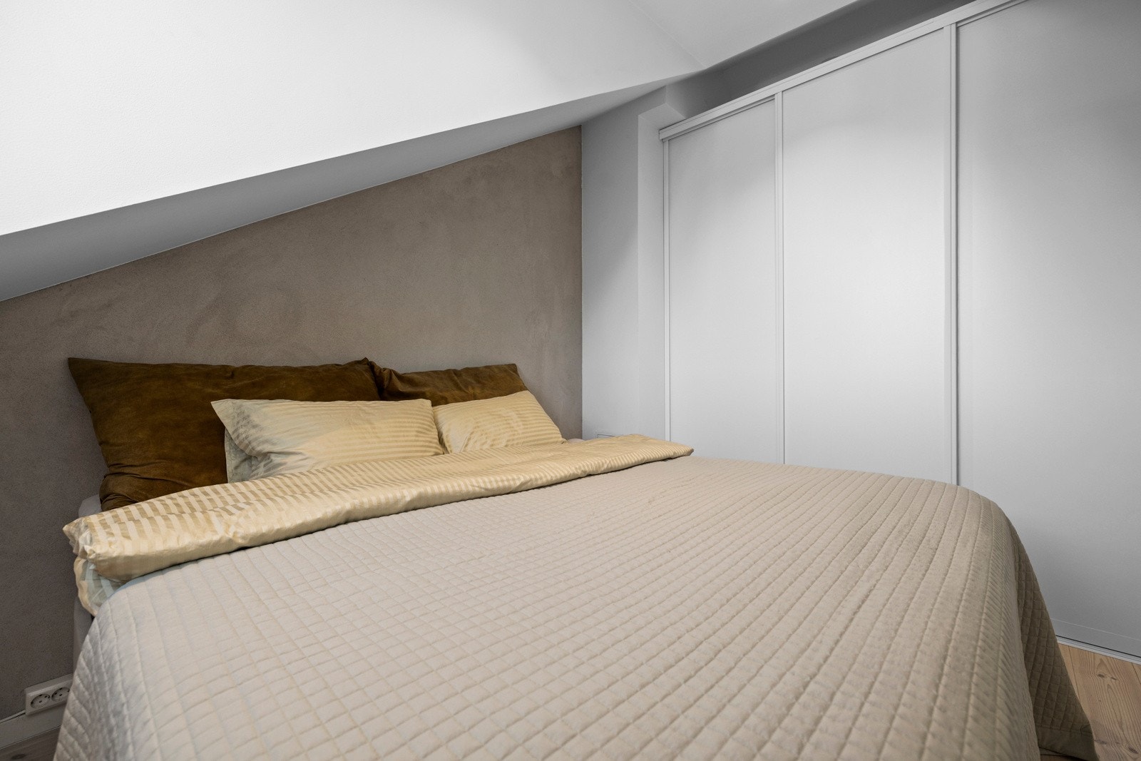 Her er det plass til dobbeltseng og garderobeskap. Galleribilde