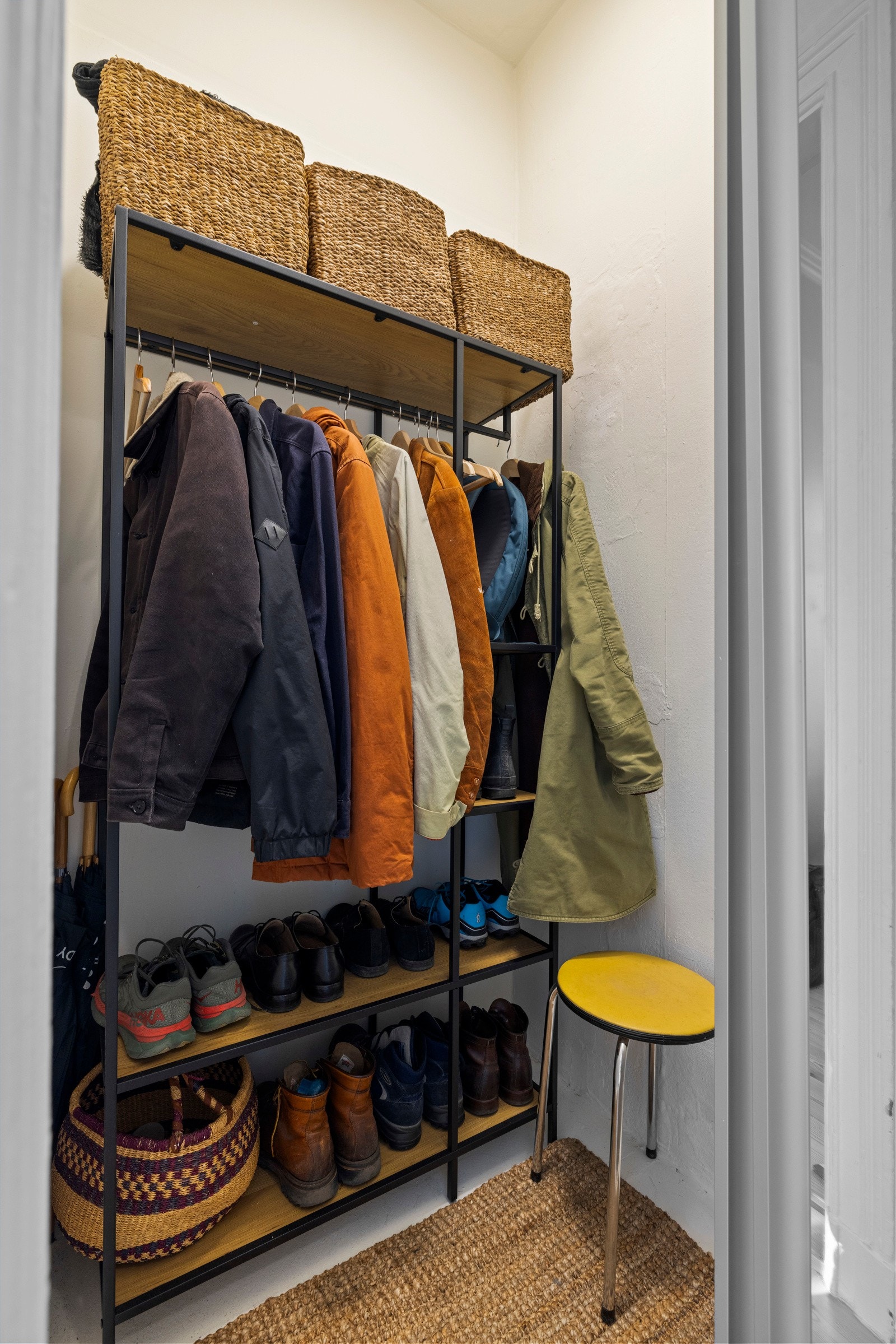 Det er også en praktisk nisje som gir ekstra plass til oppbevaring av klær og sko. Galleribilde