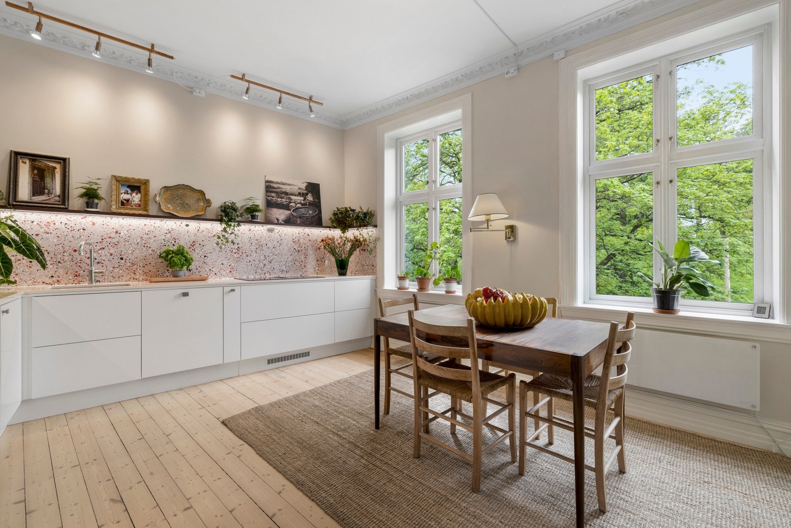 En elegante steinbenkeplaten og innebygde Waterguard gir både et moderne preg og praktiske løsninger. Galleribilde