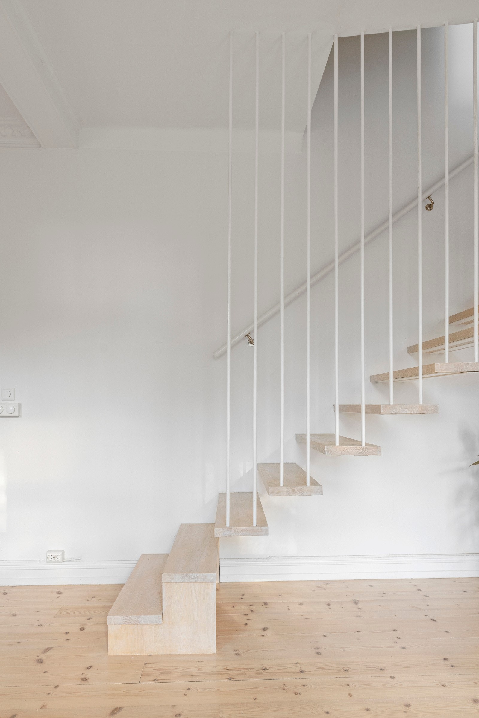 En stilren og moderne trapp tar det opp til loft. etasjen. Galleribilde