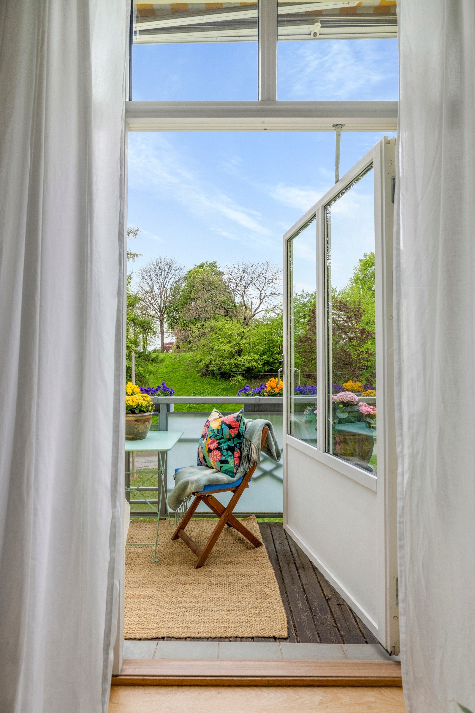 Utsikten fra vinduet mot Stensparken skaper en ekstra rolig og naturskjønn følelse. Galleribilde