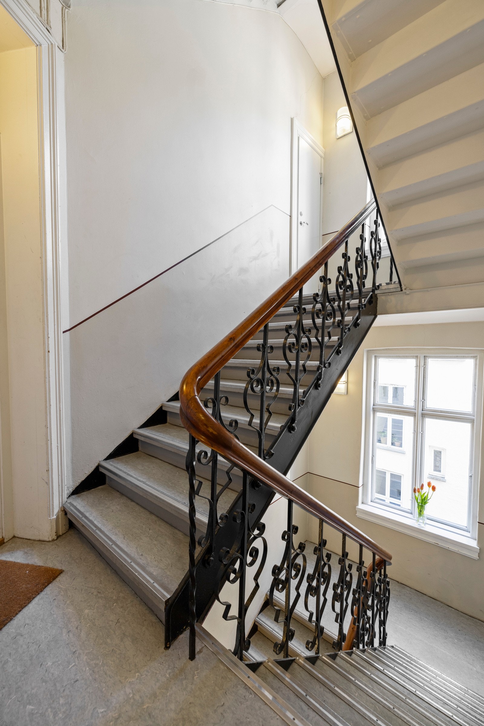 Felles trappeoppgang. Galleribilde